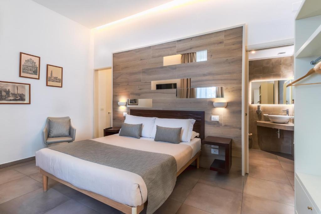 Postel nebo postele na pokoji v ubytování Palazzo San Lazzaro - Jacuzzi Rooms & Suites Lecce Selection