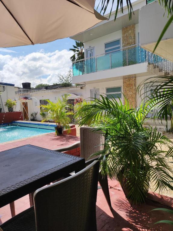 Bazén v ubytování Apartamentos Villa Leonor nebo v jeho okolí