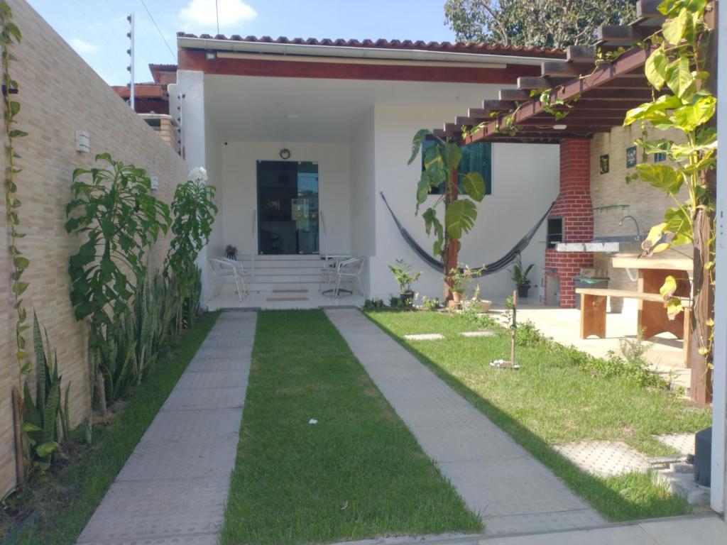 einen Garten mit einer Liegewiese vor einem Haus in der Unterkunft Home Sweet Home Gravatá in Gravatá