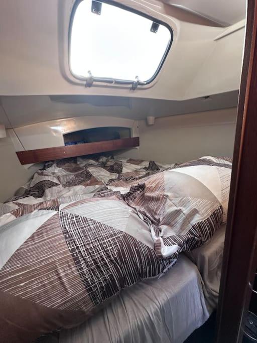 Ένα ή περισσότερα κρεβάτια σε δωμάτιο στο Un Lit Sur Leau