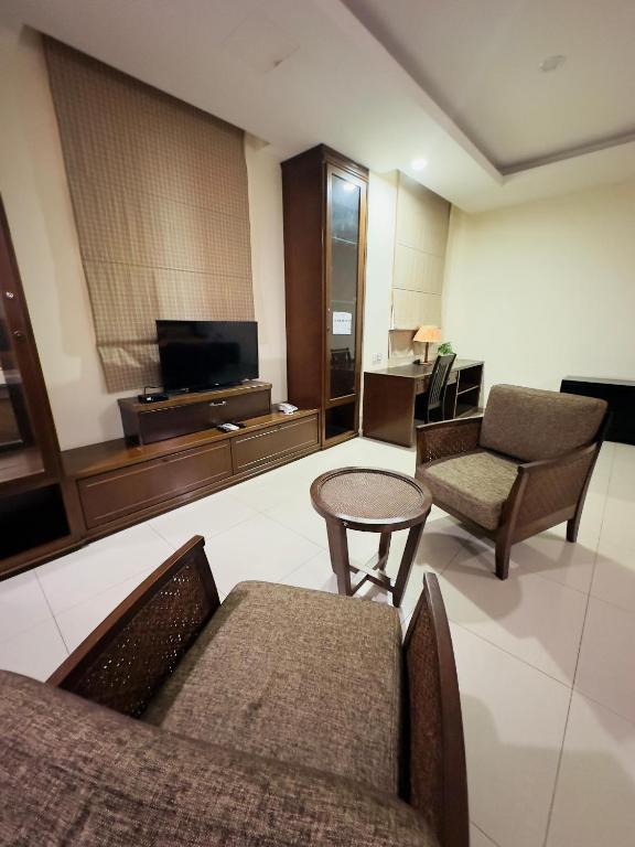 TV a/nebo společenská místnost v ubytování Maxwell Inn Luxury Hotel