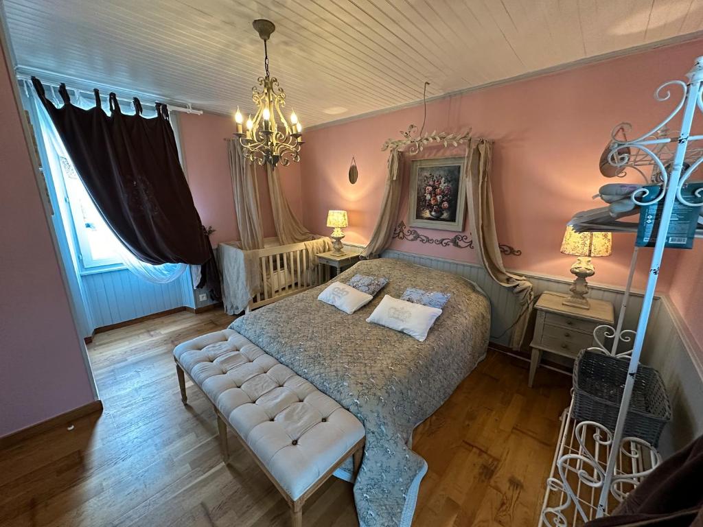 Postel nebo postele na pokoji v ubytování Chic et Charme Belle Ile