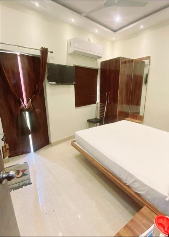 Postel nebo postele na pokoji v ubytování Hotel Ananya Inn