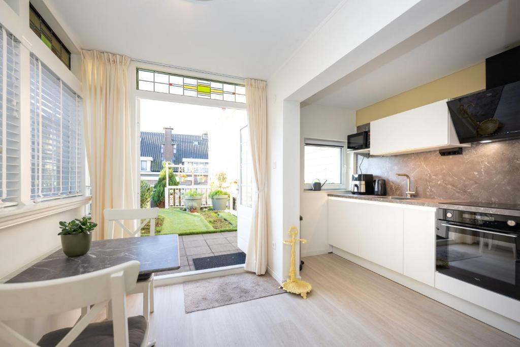 Kuchyň nebo kuchyňský kout v ubytování Mesdag apartment