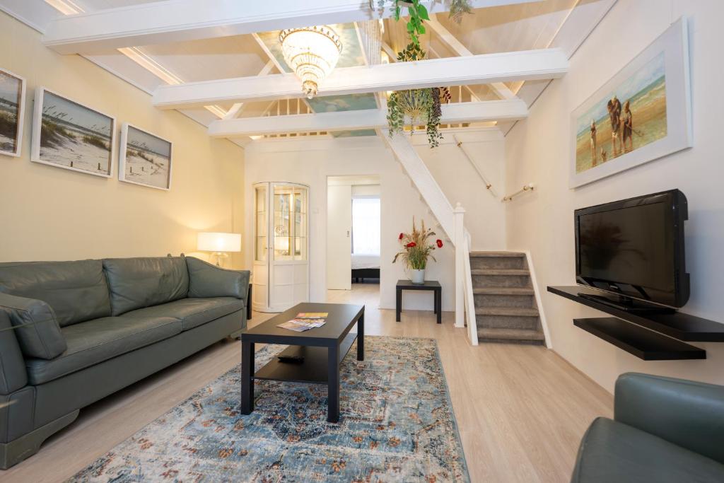TV a/nebo společenská místnost v ubytování Mesdag apartment