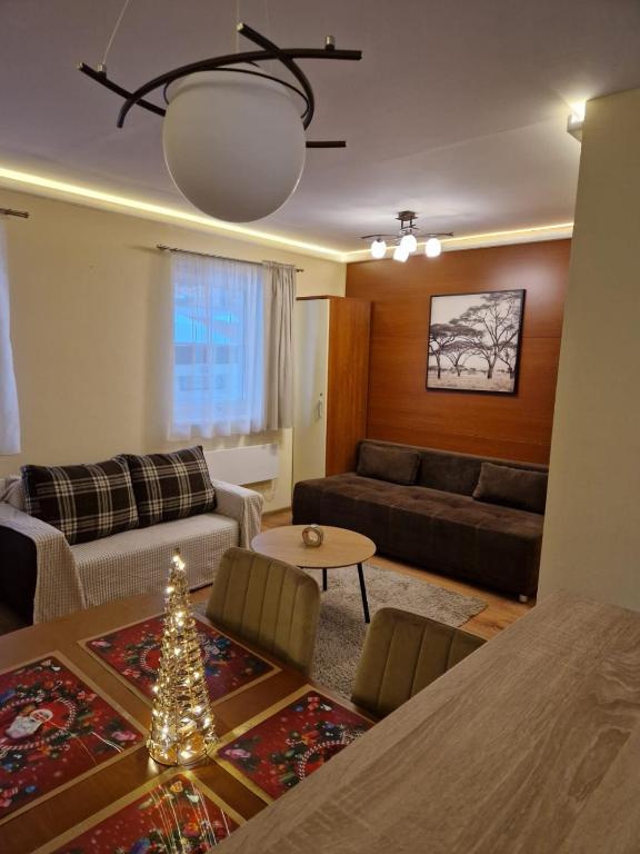 una sala de estar con un sofá y una mesa en Apartment SONKA Donovaly, en Donovaly