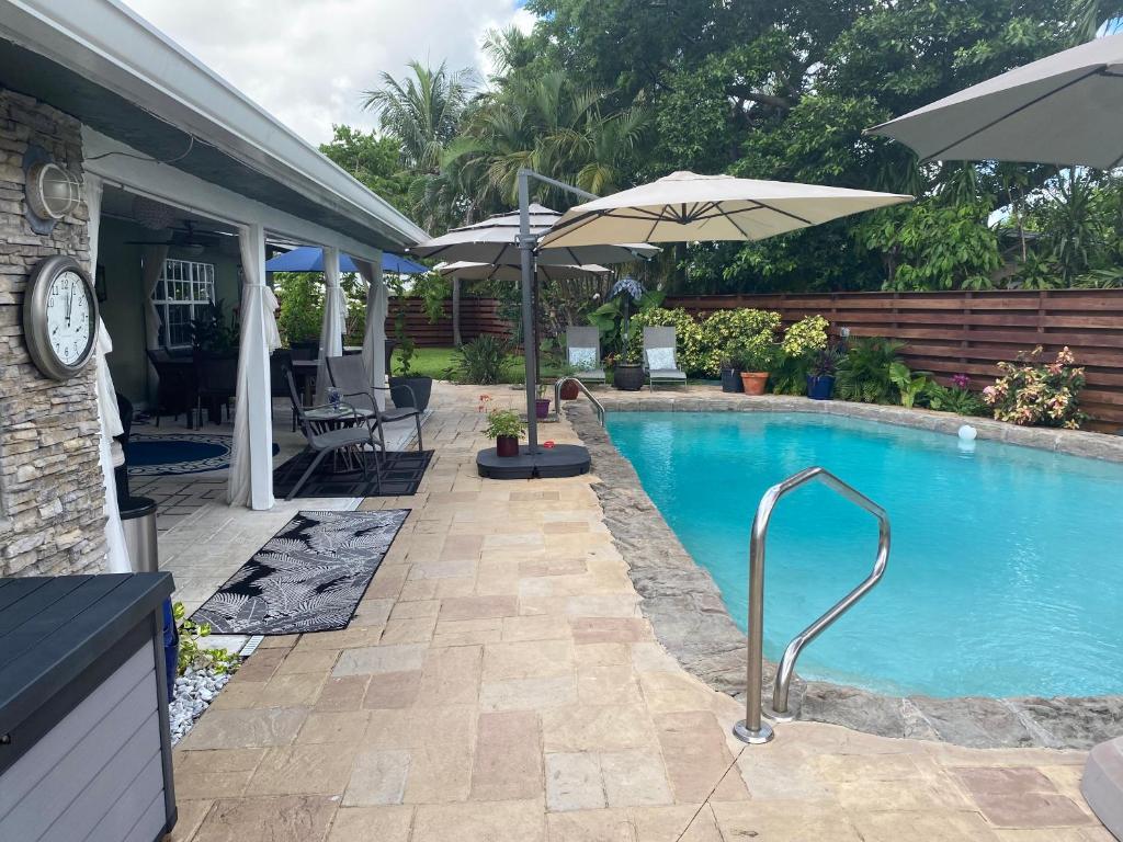Bazén v ubytování Wilton Manors A Mens Oasis nebo v jeho okolí
