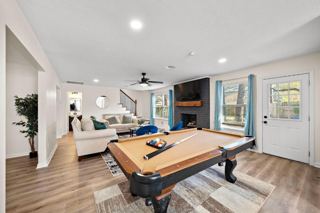 Una sala de estar con una mesa de billar. en Houston Stay Game Room Bbq Yard Sleeps 16, en Houston