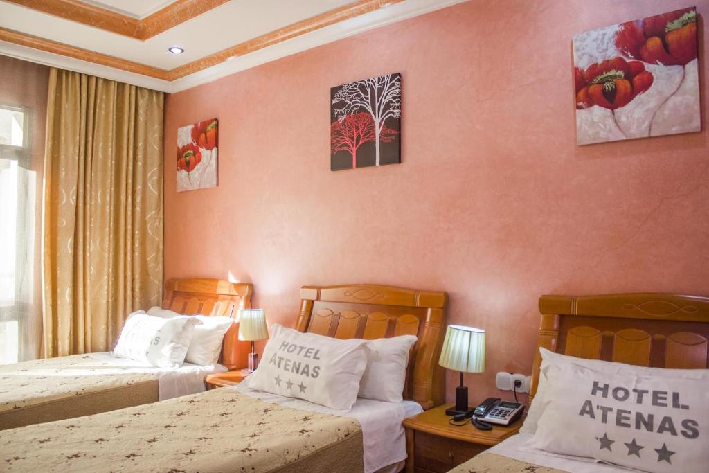 Säng eller sängar i ett rum på Hôtel Atenas