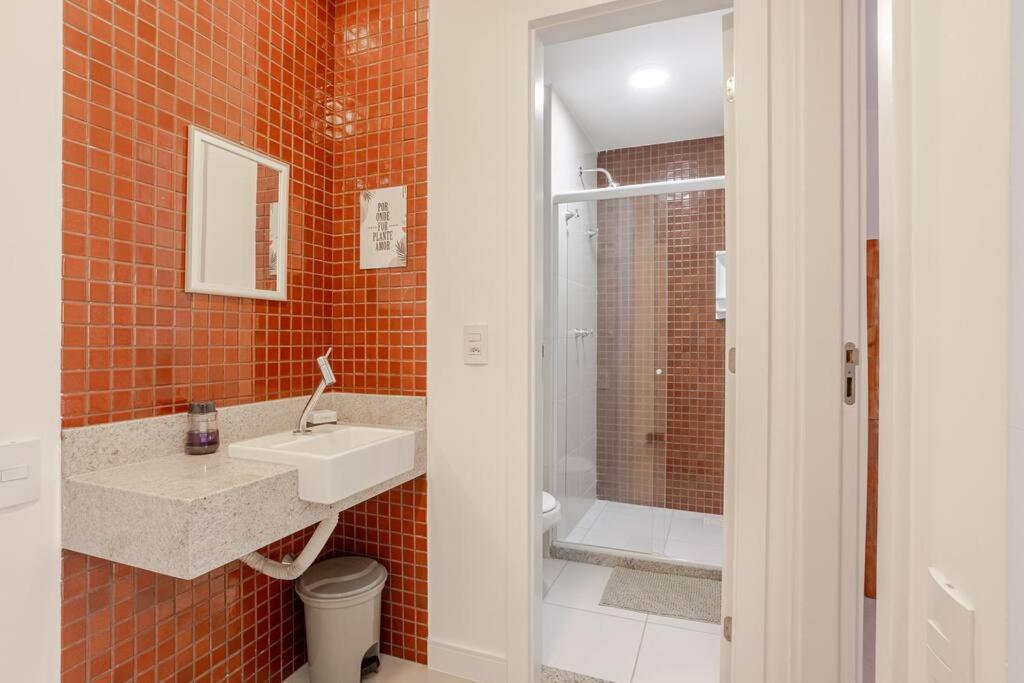a bathroom with a sink and a shower at Apto 1 quarto no Golden Lake! in Arraial do Cabo