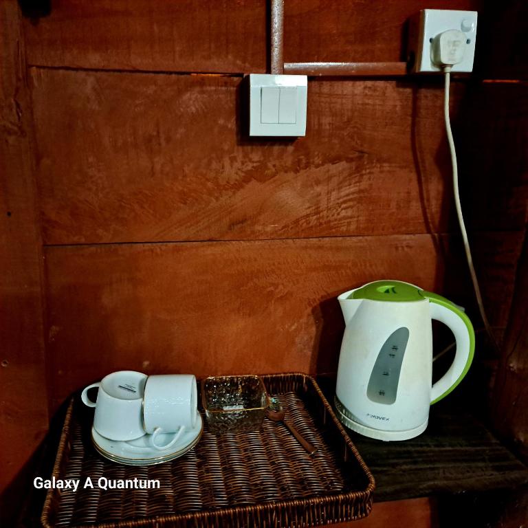 Příslušenství pro přípravu čaje a kávy v ubytování Green leaf Tree house