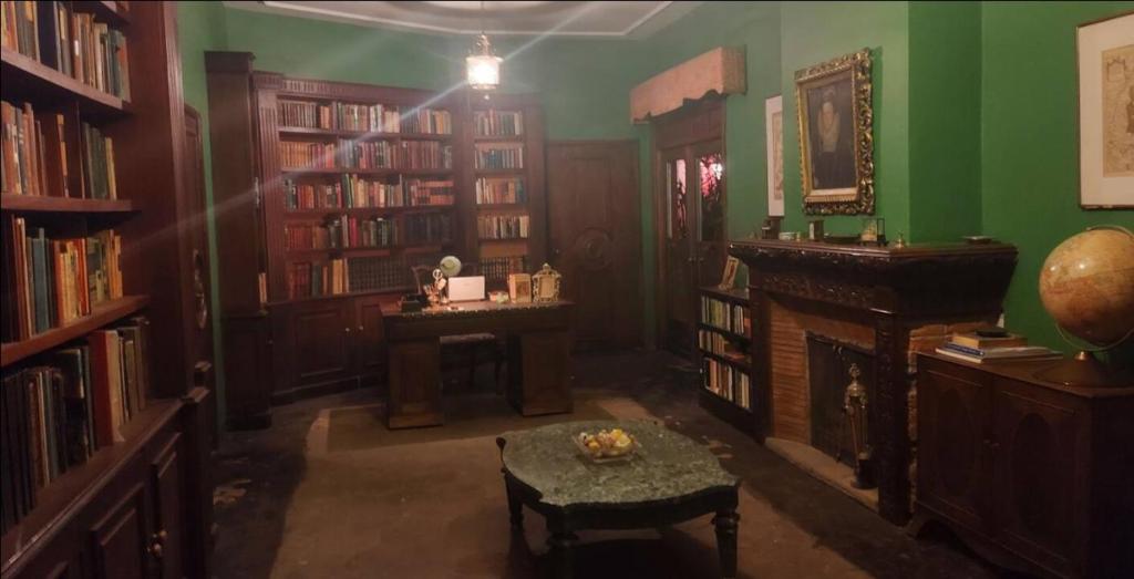 Biblioteca nella stanza in casa privata