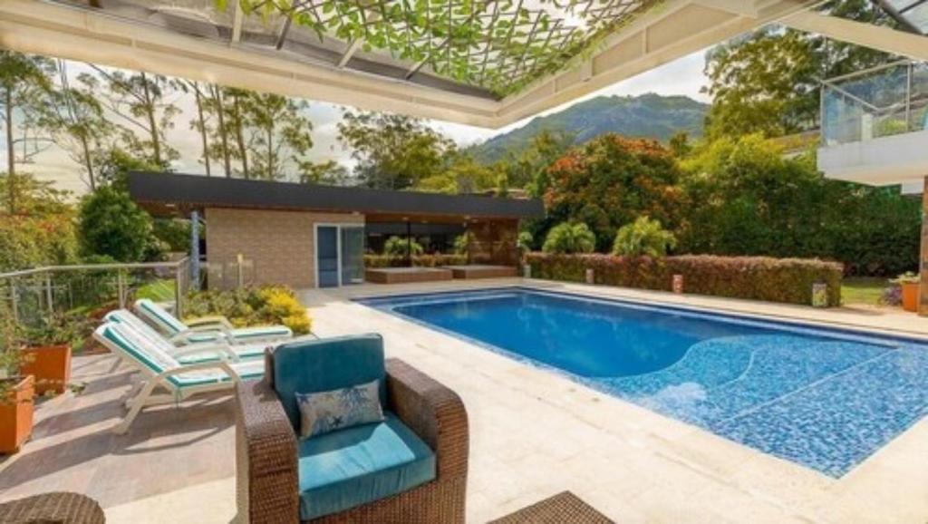 Bazén v ubytování Libertg Hotels Spa Medellin nebo v jeho okolí