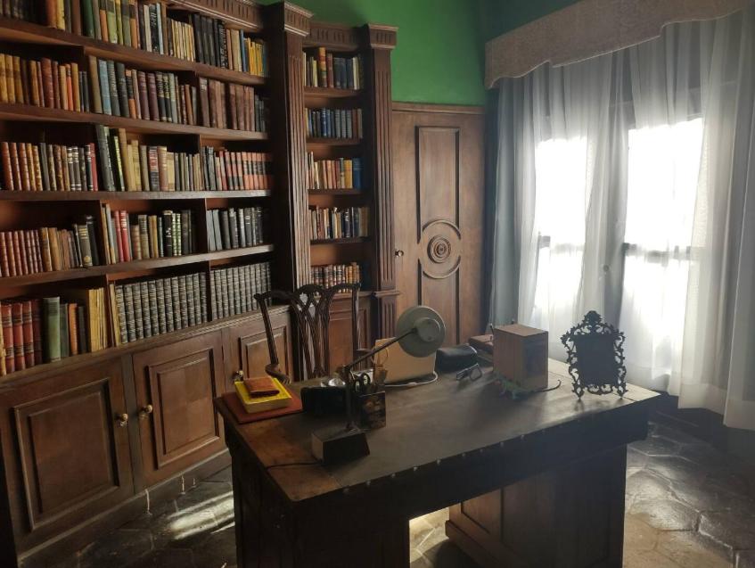 Biblioteca nella stanza in casa privata