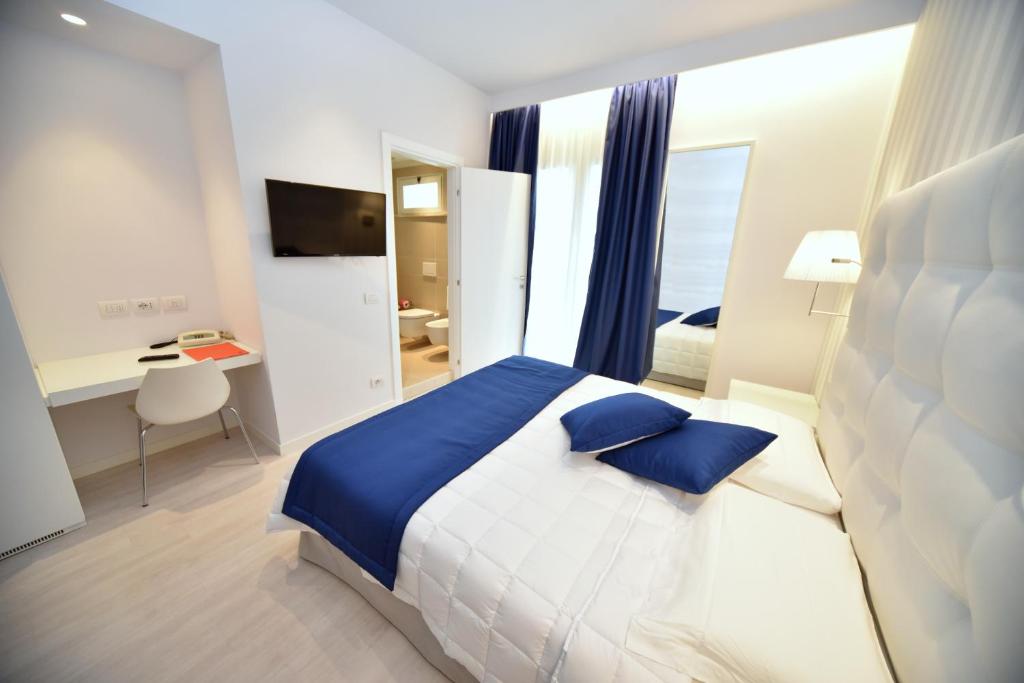 Łóżko lub łóżka w pokoju w obiekcie Hotel Fedora Riccione