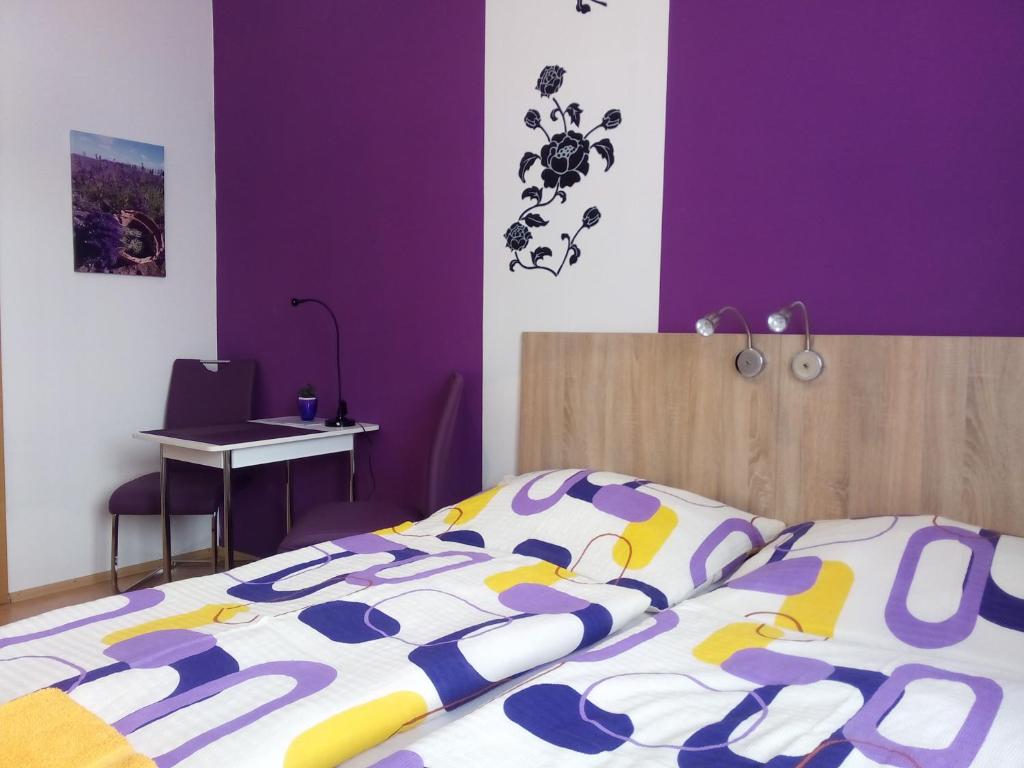 Postel nebo postele na pokoji v ubytování Apartmány - Penzion Smetanka