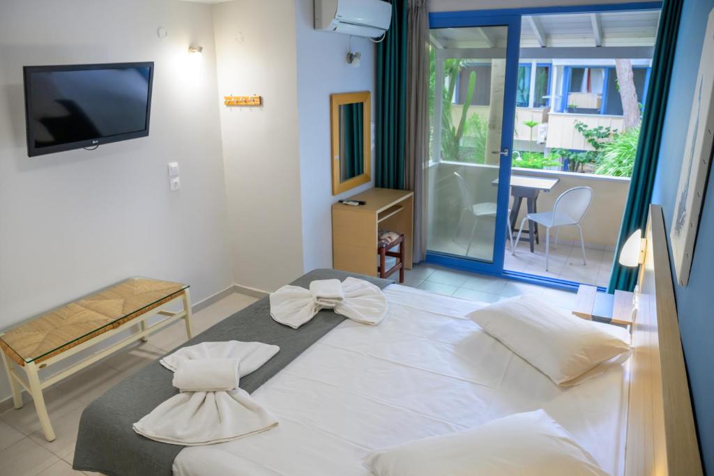 Postel nebo postele na pokoji v ubytování Rouda Bay Beach Hotel