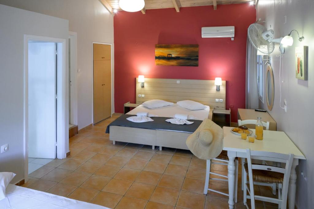 Postel nebo postele na pokoji v ubytování Rouda Bay Beach Hotel