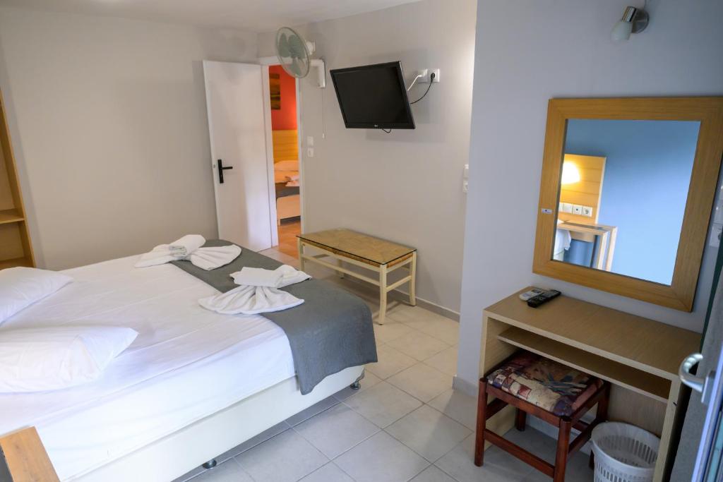 Postel nebo postele na pokoji v ubytování Rouda Bay Beach Hotel
