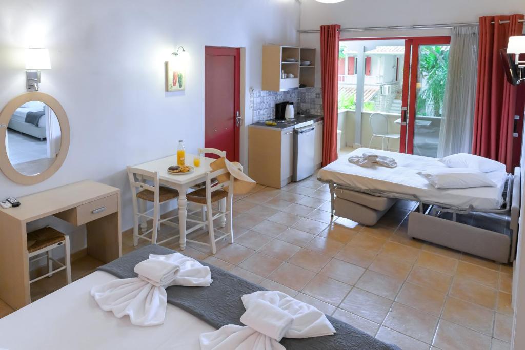 Postel nebo postele na pokoji v ubytování Rouda Bay Beach Hotel
