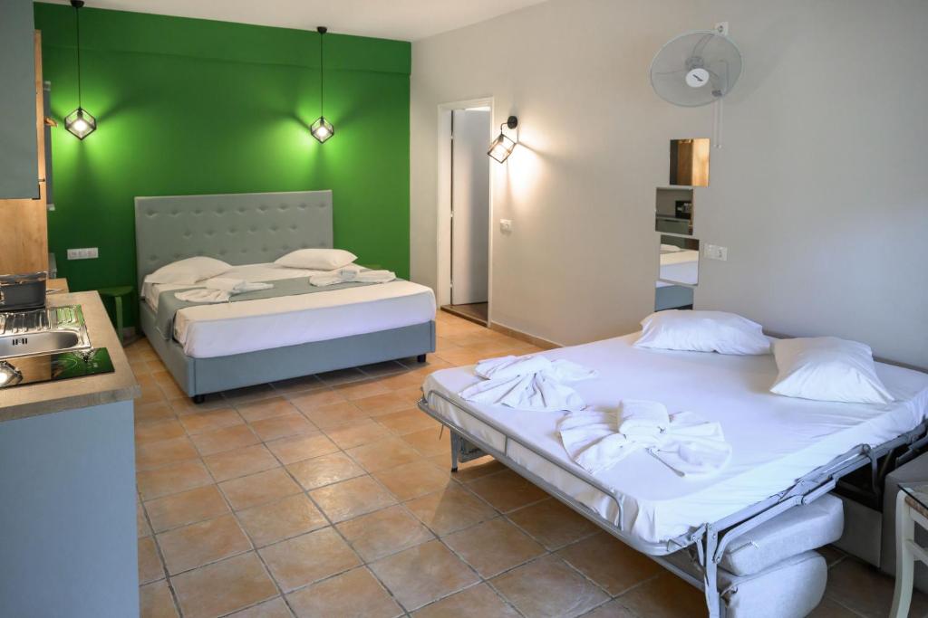 Postel nebo postele na pokoji v ubytování Rouda Bay Beach Hotel