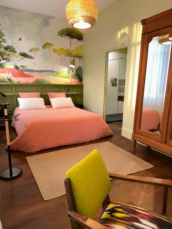 - une chambre avec un lit et une chaise jaune dans l'établissement T2 standing de La tour jayan, à Agen