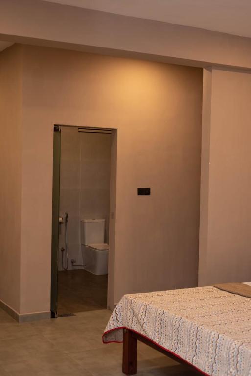 Postel nebo postele na pokoji v ubytování Blue Wave Beach Villa by Aaryan Group