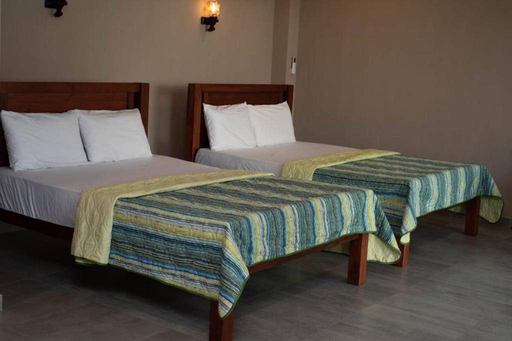 Postel nebo postele na pokoji v ubytování Blue Wave Beach Villa by Aaryan Group