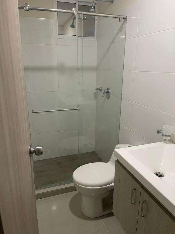 Koupelna v ubytování APARTAMENTO DE LUJO con AIRE ACONDICIONADO 5 min del rio Guatapurí centro comercial y parque de la leyenda vallenata