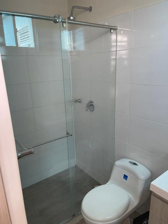 Koupelna v ubytování APARTAMENTO DE LUJO con AIRE ACONDICIONADO 5 min del rio Guatapurí centro comercial y parque de la leyenda vallenata