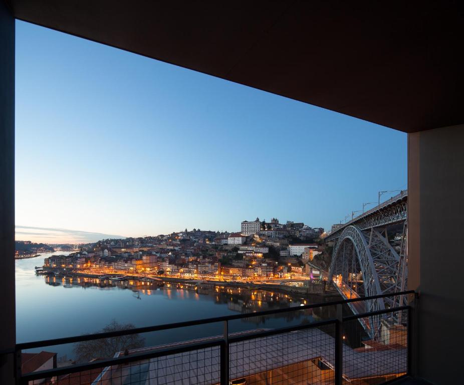Oh! Porto Apartments في فيلا نوفا دي غايا: اطلاله على نهر وجسر بالليل