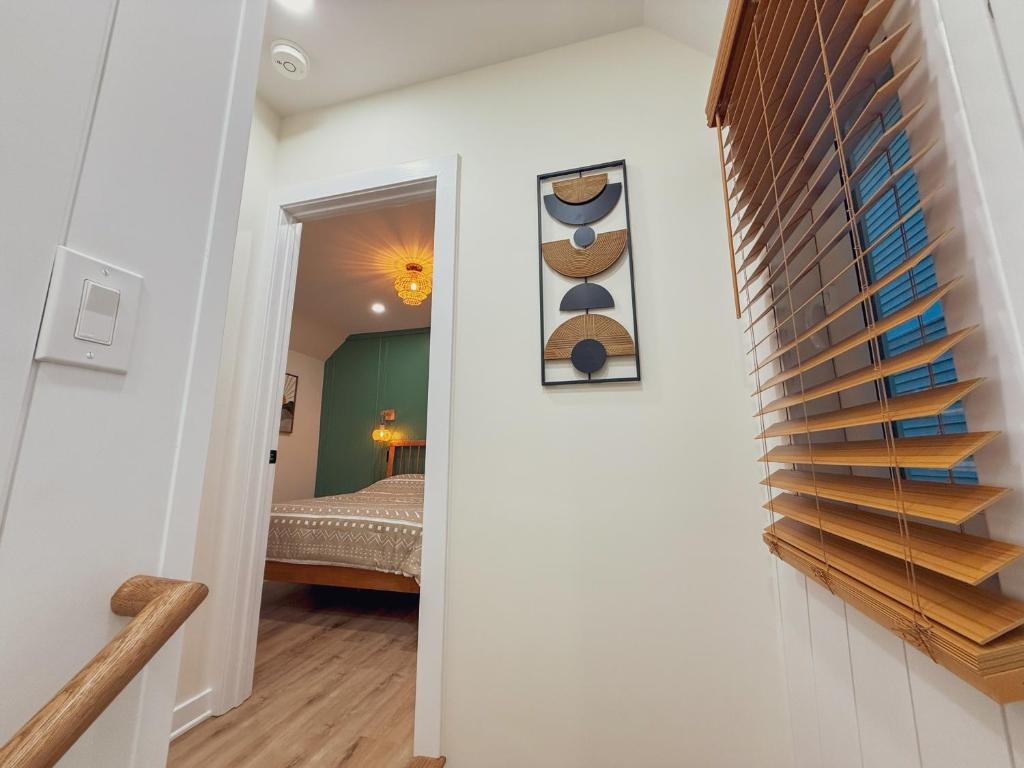 Postel nebo postele na pokoji v ubytování Stylish 2 BR 1 BA Apartment - Steps to the Ocean - Hidden Gem