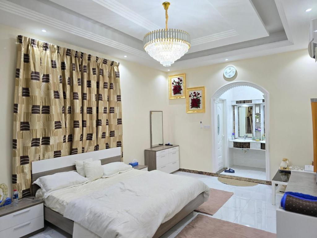 Postel nebo postele na pokoji v ubytování Elegant Room in Luxury Villa