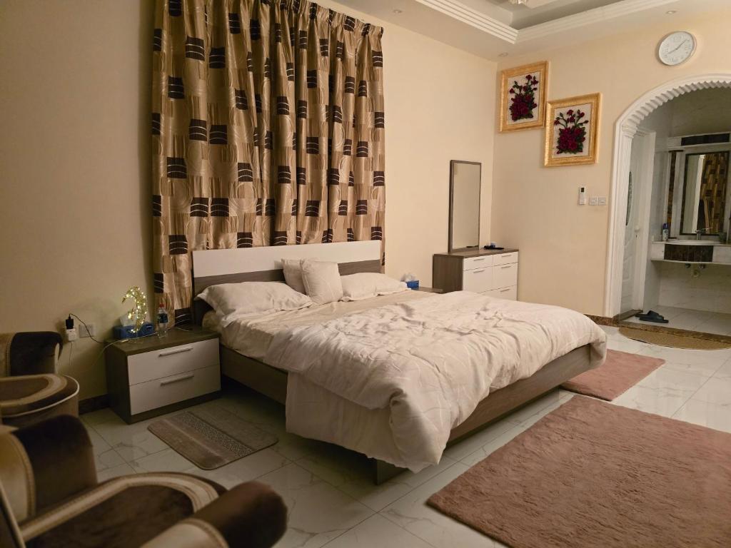 Postel nebo postele na pokoji v ubytování Elegant Room in Luxury Villa