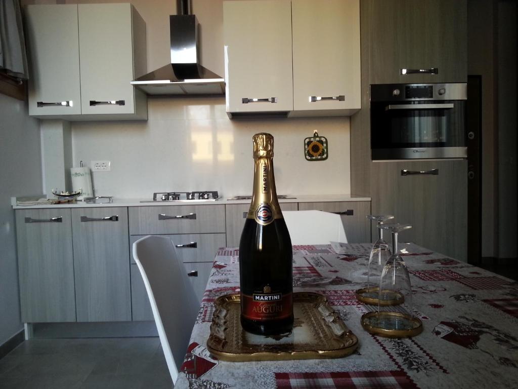Una botella de champán sentada en una mesa en una cocina en Venice House, en Venecia