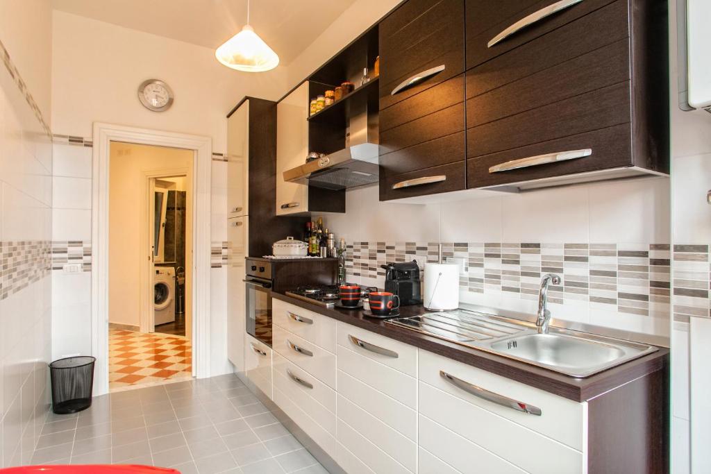 Kuhinja oz. manjša kuhinja v nastanitvi Vatica B&B Roma
