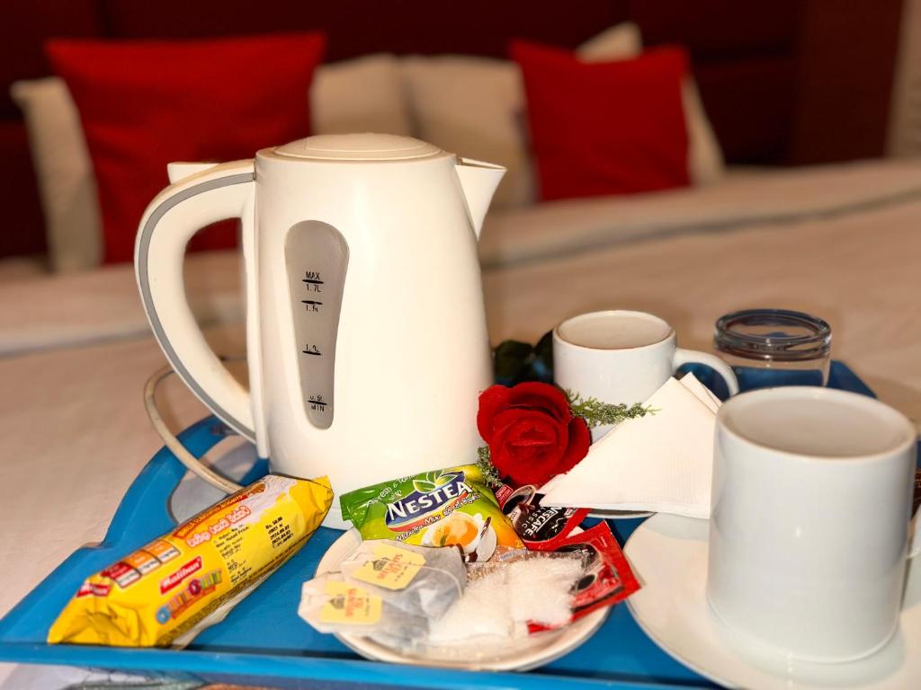 Příslušenství pro přípravu čaje a kávy v ubytování Airport Transit KINGS HOTEL