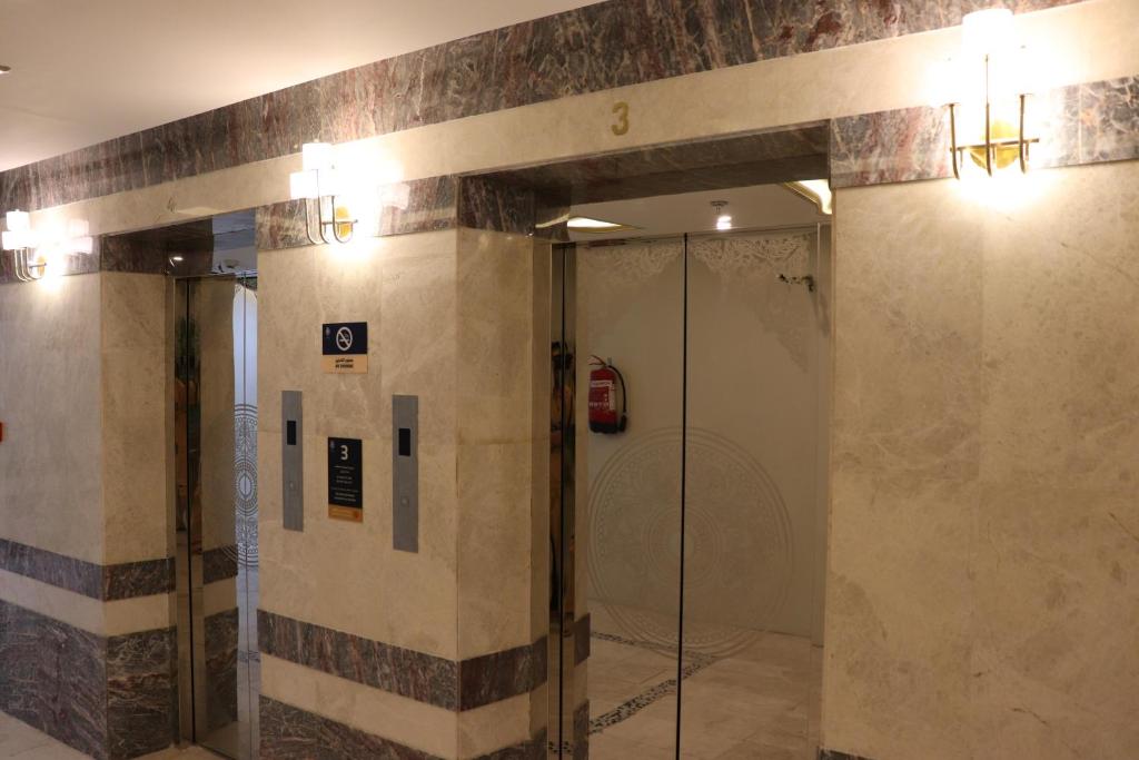 Φωτογραφία από το άλμπουμ του فندق كنوز العنود مكة للغرف والشقق المفروشة توصيل مجاني للحرم - Knoz Al Anood Hotel Makkah For Furnished Rooms and Apartments Free Shuttle Service στη Μέκκα