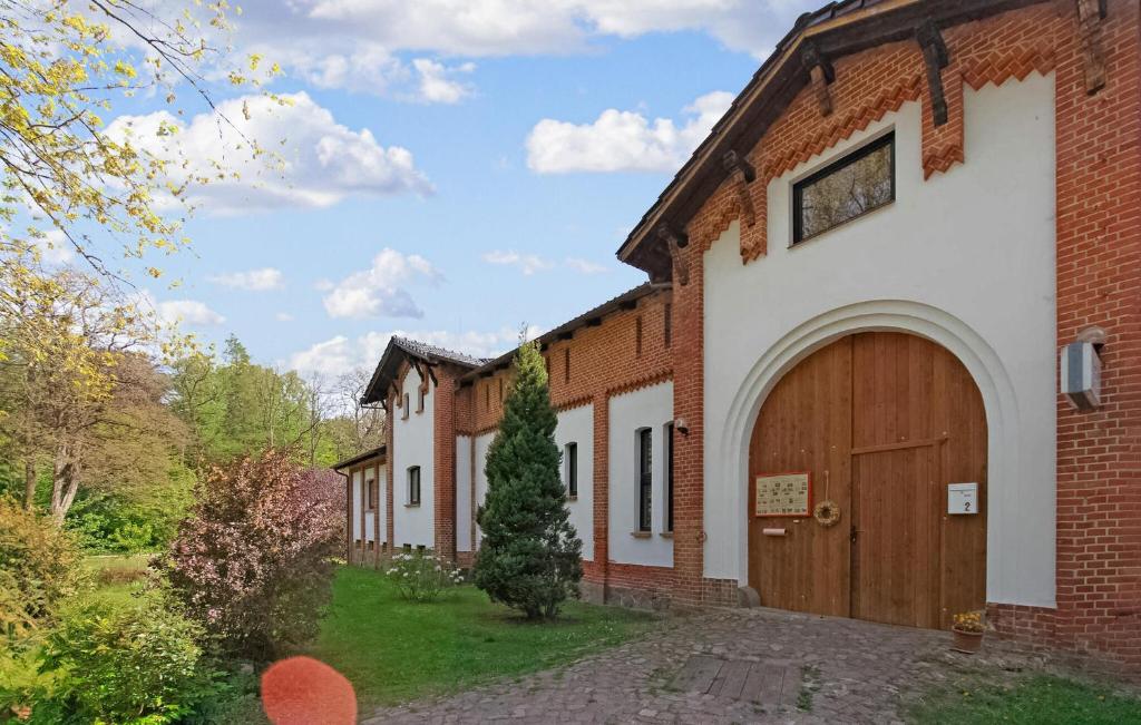a brick building with a wooden door on it at Ferienwohnung Kuchelmiß in Kuchelmiß