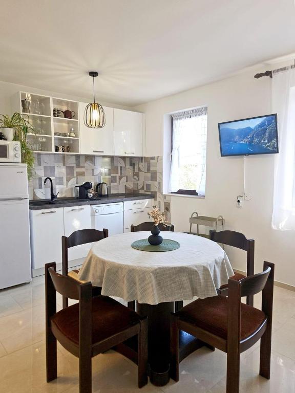 Kuchnia lub aneks kuchenny w obiekcie Apartments with a parking space Malinska (Krk) - 2390
