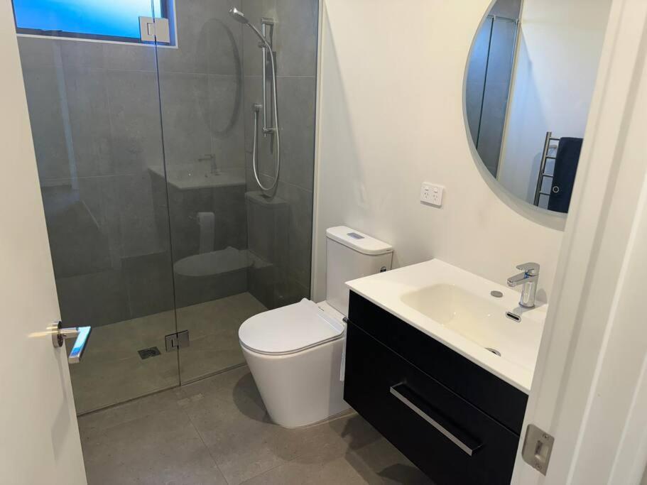 Modern & Homely - Double Garage - Resim 3