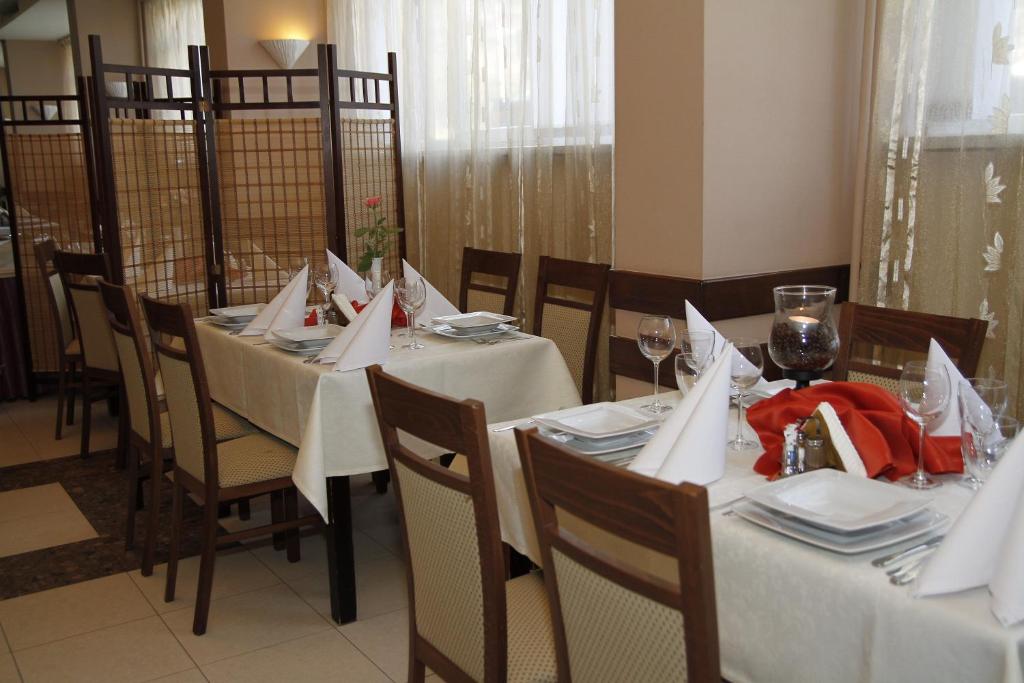Reštaurácia alebo iné gastronomické zariadenie v ubytovaní HotelsLublin