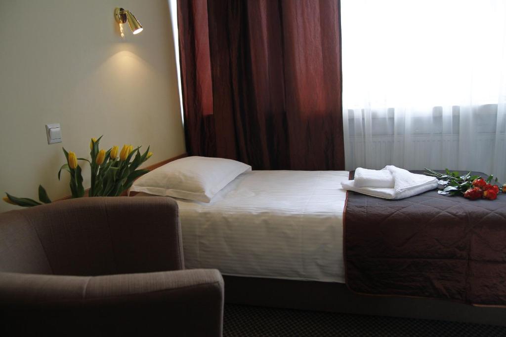 Posteľ alebo postele v izbe v ubytovaní HotelsLublin