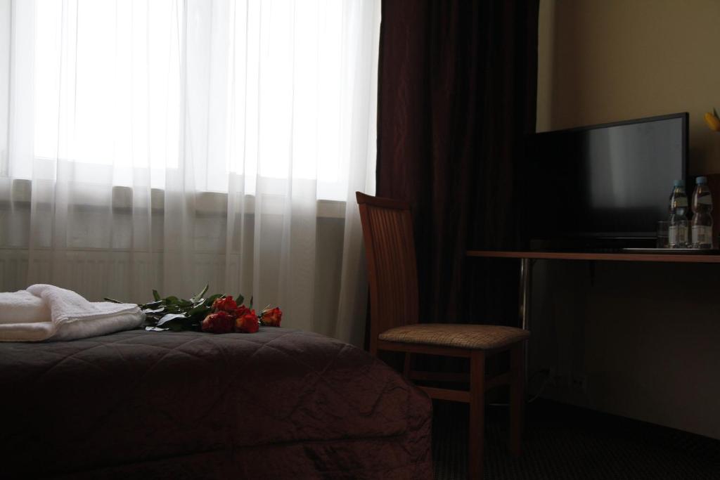 Televízia a/alebo spoločenská miestnosť v ubytovaní HotelsLublin