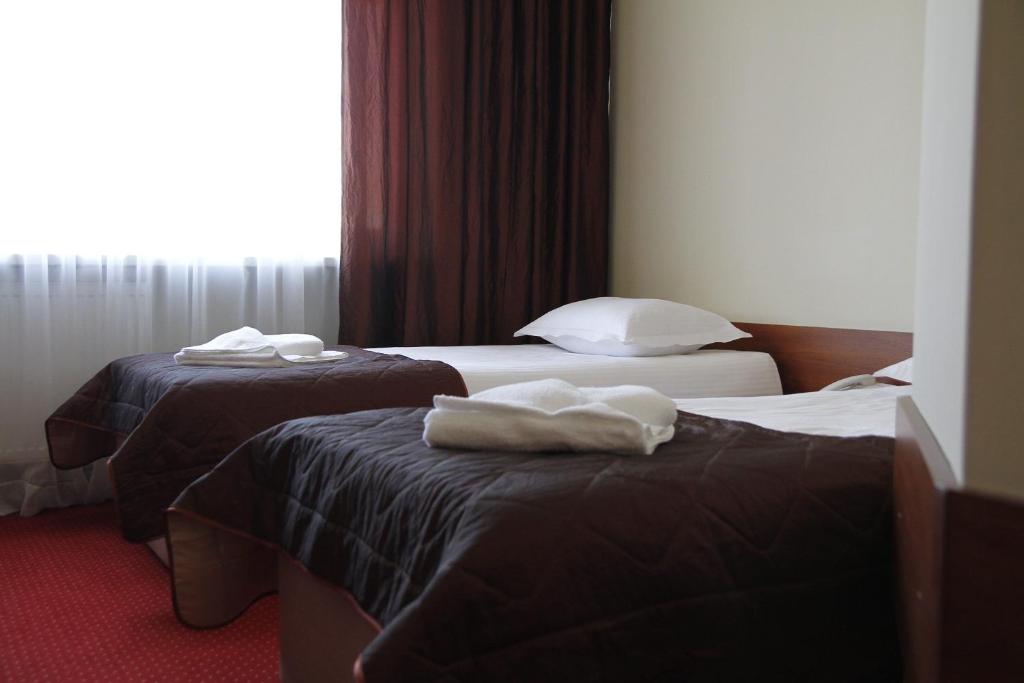 Posteľ alebo postele v izbe v ubytovaní HotelsLublin