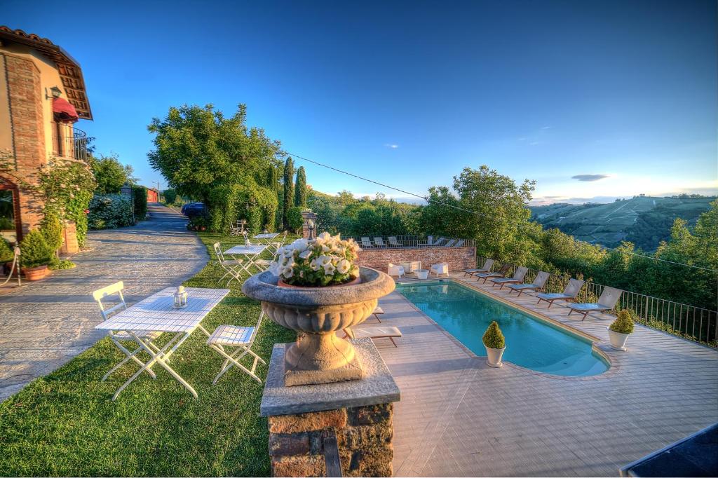The swimming pool at or close to Locanda San Giorgio