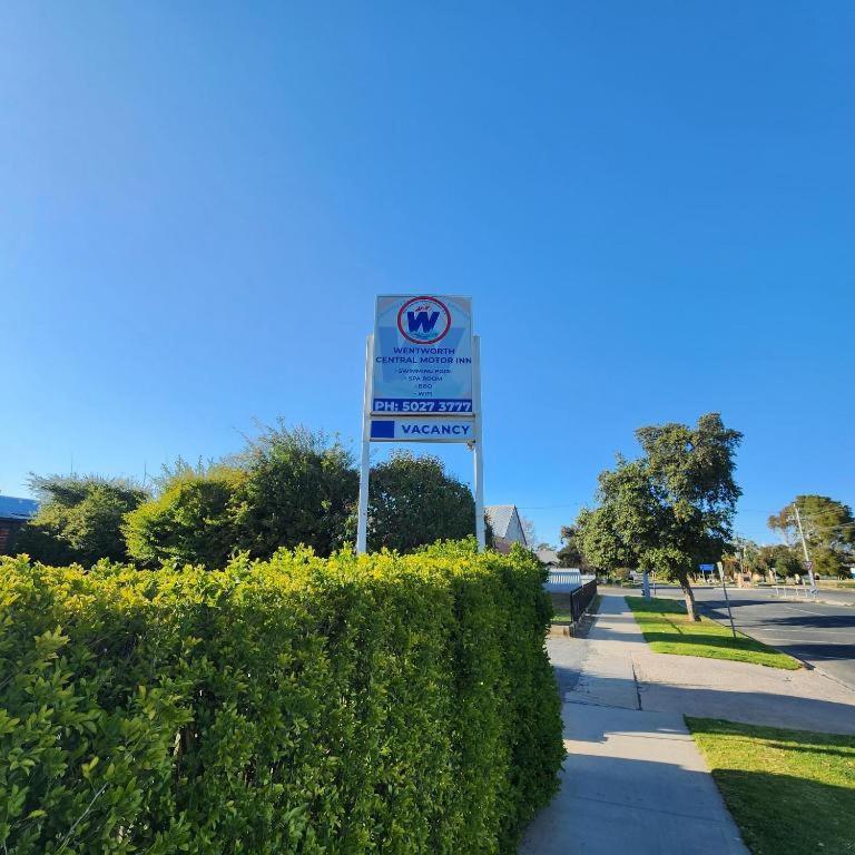 a no parking sign in front of a hedge at Wentworth Central Motor Inn in Wentworth