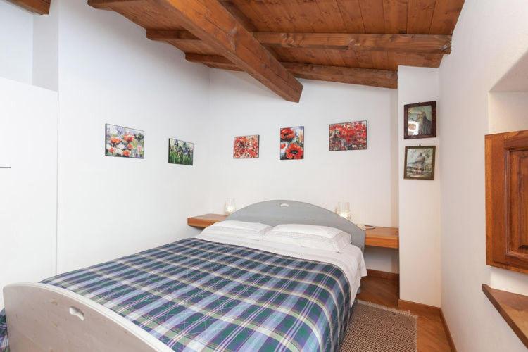 A bed or beds in a room at Podere Montestuccioli