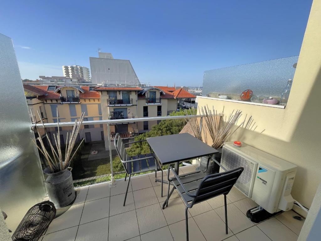 balkon ze stołem i krzesłami w obiekcie Studio rénové avec clim et wifi au port de l'Aiguillon pour 2 - FR-1-474-214 w Arcachon