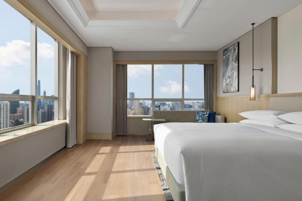 Postel nebo postele na pokoji v ubytování Shanghai Marriott Hotel Yangpu Riverside